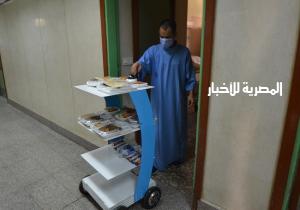 طالب بتجارة المنصورة يصنع روبوتا لتقديم الخدمات لمرضى كورونا