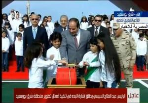 الأطفال يشاركون الرئيس عبد الفتاح السيسي في إعطاء إشارة البدء لتنفيذ مشروع تنمية القناة