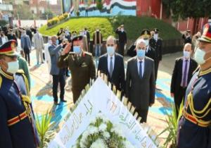 محافظ كفر الشيخ ومدير الأمن يضعان إكليلا من زهور على نصب شهداء الشرطة