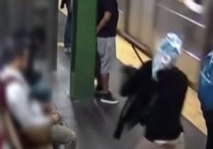 كاميرا مراقبة ترصد لحظة دفع سيدة أمام قطار بمحطة مترو "تايمز سكوير"