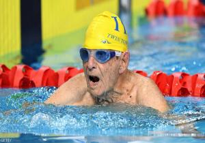 السباح الأسترالي "جورج كورونيس" عمره 99 عاما. ويحطم رقما قياسيا في السباحة