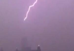 صاعقة تضرب أعلى برج التجارة العالمي في نيويورك وسط إعصار هنري