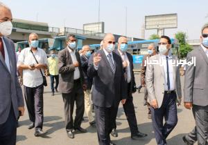 محافظ القاهرة يتفقد موقف "عبدالمنعم رياض" للتأكد من ارتداء الكمامات في وسائل النقل