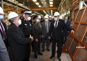 وزير الدولة للإنتاج الحربي يتفقد خط إنتاج الصلب المدرع بمصنع 100 الحربي.. ويؤكد: أمن قومي / صور