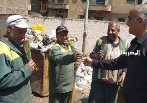 رئيس حي الدقي يقدم الورود لعمال النظافة في عيد العمال ويشيد بعملهم | صور