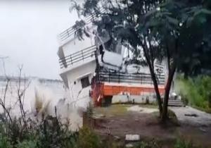 انهيار منزل فى نهر بعد هطول أمطار غزيرة بالهند