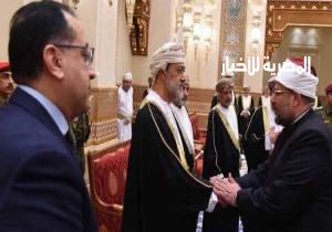 وزير الأوقاف يقدم واجب العزاء في السلطان قابوس
