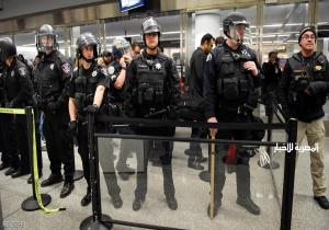 أكثر من 20 شخص "محتجزون" في مطارات أميركا