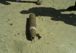 صاروخ من مخلفات الحروب أمام مدرسة الشهيد بلال برفح