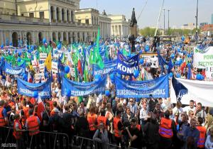 عشرات الآلاف يشاركون في "مسيرة الحرية" في وارسو
