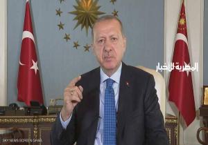 أردوغان يحتمي من أزمة الليرة بالأذان والعَلم