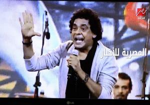 محبو الفنان "محمد منير" يستأجرون باخرة "القاهرة" ويرددون أغنياته ردًا على تأجيل الحفل