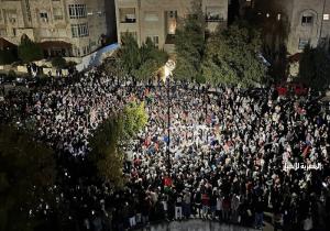 آلاف الأردنيين يتظاهرون أمام السفارة الإسرائيلية بعمان (فيديو)