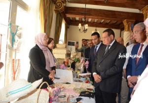 وزير التنمية المحلية ومحافظ الفيوم يتفقدان معرض "أيادي مصر" للحرف التراثية والمشغولات اليدوية