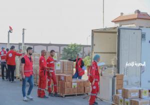 "إكسترا نيوز": الهلال الأحمر المصري يقوم بتوزيع المساعدات الإغاثية في المخيم الذي أنشأته مصر بخان يونس