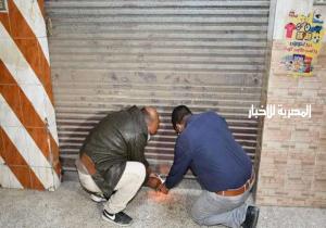 غلق وتشميع 8 محال مخالفة و3 مغالق أخشاب في حملة لمراجعة تراخيص المحلات في حلوان