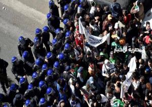 قنابل الغاز في مواجهة مظاهرات "التغيير الفوري" بالجزائر