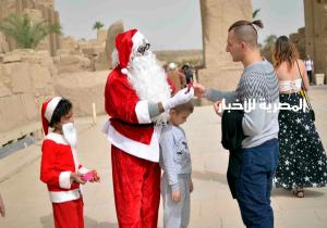 احتفالا بالكريسماس.. بابا نويل يوزع الهدايا الفرعونية على السائحين بمعبد الكرنك
