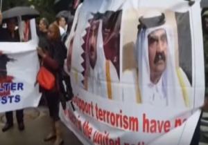 شاهد التظاهرات ولافتات التنديد تستقبل تميم بن حمد على أعتاب الأمم المتحدة