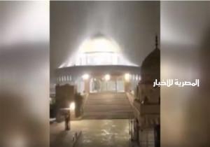 بالفيديو .. المسجد "الأقصى" وقبة الصخرة تُغسل بالماء والثلج والبرد