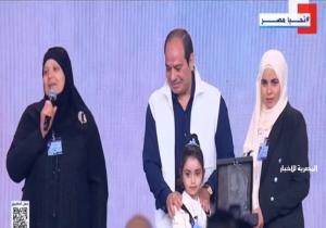 والدة شهيد تلقي قصيدة في احتفالية العيد بحضور الرئيس السيسي
