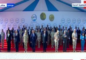 الرئيس السيسى يلتقط صورة تذكارية مع المشاركين فى افتتاح محطة بحر البقر