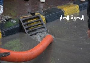 كسح وشفط تجمعات المياه من شوارع المنصورة.. وطوارئ لاستقبال أي بلاغات