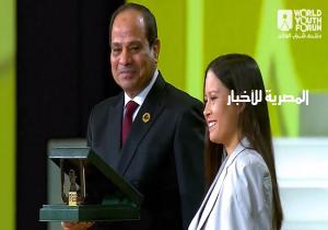 في لفتة إنسانية.. الرئيس السيسي يحمل درع التكريم لـ«جيسكا» الفتاة بلا ذراعين