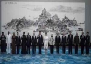 زعماء الدول العشر وزوجاتهم يلتقطون صورة تذكارية بمناسبة افتتاح قمة بريكس