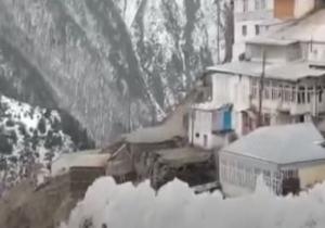 لحظة وقوع انهيار ثلجى وزحف الجليد تجاه المنازل فى داغستان