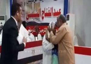 إحدى الغارمات تحتضن طفلها وزوجها: شكرا للرئيس وتحيا مصر