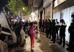 بن غفير يصدر أوامره بتفريق متظاهرين يحاصرون زوجة نتنياهو بالقوة (فيديو وصور)