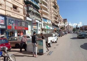 إزالة إعلانات مخالفة بحي شرق المنصورة