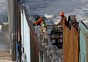 وزارة الدفاع الأمريكية تلغى عقود إنشائية تتعلق بـ"جدار المكسيك" بقرار من بايدن