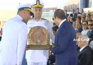 رئيس أكاديمية الشرطة يقدم هدية تذكارية للرئيس عبدالفتاح السيسي