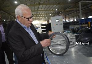 محافظ بورسعيد يتفقد خط إنتاج المطاط الجديد بمصنع إطارات السيارات