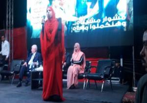 فتاة تلقى قصيدة وطنية فى مؤتمر كلنا معاك من أجل مصر بالغردقة