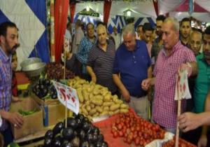 محافظ السويس يخفض بنفسه أسعار السلع الغذائية بمعرض أهلاً رمضان