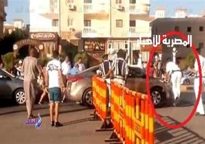 سيارة تقتحم كمينًا لتأمين حفل عمرو دياب بالغردقة وتصيب ضابطاً