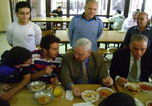 رئيس جامعة المنصورة يتناول وجبة الغداء مع الطلاب خلال زيارة مفاجئة للمطعم المركزى 