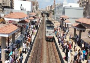 عودة حركة قطارات "طنطا ـ المنصورة" بعد رفع لوحة إعلانات سقطت على القضبان