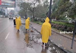 أحياء جنوب القاهرة تواصل أعمال شفط تراكمات مياه الأمطار من الشوارع / صور