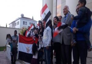 المصريون يدلون بأصواتهم فى الاستفتاء بدولة قبرص رافعين علم مصر