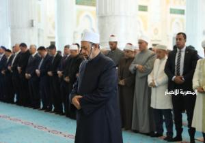 الإمام الأكبر يؤم الوفود الإسلامية بمسجد "حضرة السلطان" أحد أكبر مساجد آسيا الوسطى