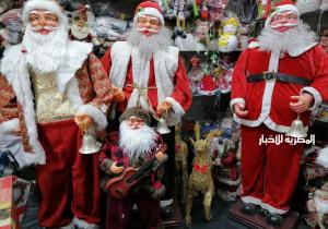 «بابا نويل» يدهش المارة برقصة «مُلفتة» في القاهرة / صور وفيديو