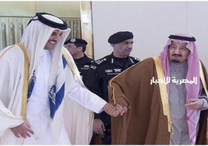 الملك سلمان يرقص "العرضة" الخليجية بجوار" أمير قطر " تميم بن حمد
