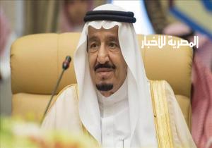 العاهل السعودي يوزع الهدايا على الحجاج "القطريين" أثناء مغادرتهم المملكة