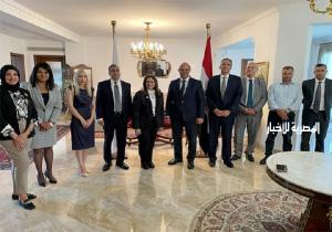 وزيرة الهجرة تعقد مباحثات ثنائية مع وزير العمل القبرصي