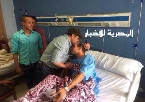 محمد هنيدي في مستشفى الشرطة مع مصابي حادث الواحات