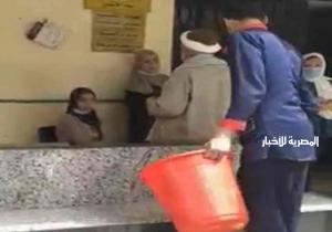 جامعة المنصورة ترد على فيديو متداول لعامل يرش مياه على مقاعد انتظار العيادات.. «تصرف فردي»
